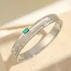 Nova pulseira de aço titânio aberta com zircônia verde de duas fileiras tridimensionais, simples, temperamento de cross-border Europa e Estados Unidos, combina com tudo, sensação de alta qualidade