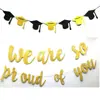 Gorra de Graduación de Nuevo Estilo Transfronteriza Temporada de Graduación Pancarta con Letras Wearesoproudofyou Atuendo para Fiesta de Ceremonia de Graduación