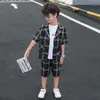 Conjunto de Roupas de Verão para Meninos 2026 Novo Estilo Verão Leve Manga Curta Apresentador Formal Terno Xadrez Conjunto de Três Peças