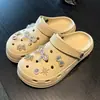 Novos tamancos de verão para exterior com decorações de sapatos DIY, sandálias de praia de sola grossa, chinelos frescos, estilosos, respiráveis, de secagem rápida, que aumentam a altura