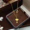 Mismo estilo que la Tienda de Oro Puzuo, collar de loto de hielo picado oro arena para mujer, cadena para la clavícula de diseño estilo chino nacional de tendencia