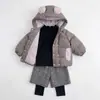 Conjunto súper elegante de chaqueta de plumón y pantalones para niñas, nuevo estilo de invierno, pantalones largos a cuadros de dos piezas falsas, capa base versátil, conjunto de tres piezas, moderno