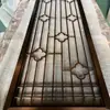 Pantalla geométrica de acero inoxidable con diseño calado, utilizada como mampara en vestíbulos de hoteles y oficinas de ventas, ofreciendo una estética de lujo ligero.; pantalla metálica hecha a medida para proyectos arquitectónicos