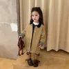 Trench coat cáqui de comprimento médio estilo coreano para meninas da Maiyoyo com gola contrastante, jaqueta de trabalho para bebês