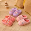 Novas pantufas infantis de algodão 2026, com estampas de desenhos animados e etiquetas, com forro espesso e felpudo para aquecimento, adequadas para uso interno; disponível para dropshipping