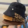 Sombrero de Cubo con Cordón Estampado de Leopardo en Patchwork de Gamuza para Mujer Otoño Invierno Retro Viento Frío Protección Auditiva Cálido