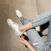 Zapatos blancos de satén españoles que aumentan la altura para mujer 2026 nuevos zapatos casuales cómodos y de moda sin cordones primavera y verano
