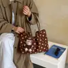 Bolso de Hombro Retro de Lunares para Mujer 2026 Nuevo Moderno Gran Capacidad Bolso de Hombro Único para Viajes Diarios Bolso de Axila de Gamuza