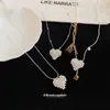 Colar Pingente Flor Coração Estilo Minimalista e Cool, Versátil para Moda do Dia a Dia, Corrente para Clavícula com Toque de Luxo Leve e Sofisticado para Mulheres