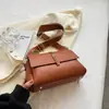 Bolsa Feminina Verão 2026 Nova Bolsa de Couro Genuíno Moda para o Dia a Dia Bolsa Transversal Bolsa de Ombro Feminina Luxo Leve Bolsa Quadrada Pequena Simples