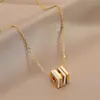 Una Colección de Cadenas para Clavícula de Lujo Ligero y Versátiles con Diseños de Trébol de Cuatro Hojas, Corazón y Cuadrado, que Presentan una Sensación Simple y de Alta Gama, un Collar de Verano de Nicho