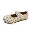 Zapatos Mary Jane de lunares estilo francés para mujer, nueva colección otoño 2026, con diseño de encaje calado, adornos de perlas y cierre de velcro, adecuados para usar como zapatos exteriores