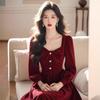 Hermoso y único ambiente de salón de estilo francés para ocasiones importantes, vestido de manga larga con cuello cuadrado y lazo rojo de otoño e invierno.