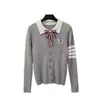 Top de punto estilo preppy, color juvenil en bloques, cuello polo de cuatro rayas, manga larga, con lazo y bordado de cachorro, efecto adelgazante