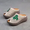 2026 Novo Estilo de Verão Estilo Étnico Retrô Antiderrapante Leve para Exterior Floral Vazado com Solado Grosso Respirável Sapatos Slip-On