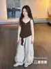 Roupa de outono para meninas: Conjunto casual e fashion de duas peças estilo coreano, apresentando um top assimétrico e calças cargo largas, estilosas e modernas.