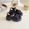 Sandálias Plataforma Pretas de Salto Grosso Estilo Britânico para Crianças Verão 2025 Sandálias Romanas Casuais com Tiras Cruzadas para Meninas Sapatos de Bico Redondo
