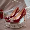 Zapatos de boda de punta puntiaguda y tacón grueso, estilo chinoiserie Xiuhe, color rojo tostado, para mujer, 2024