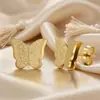 Pendientes de Acero de Titanio con Mariposa Dorada, Textura Mate, Personalidad de Moda de Nicho para Mujer, Versátiles y Elegantes, con un Sentido de Lujo y Sofisticación