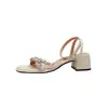 Novas sandálias de verão estilo uma tira com salto baixo, estilo francês, bico aberto com strass, salto alto grosso, uso casual diário feminino, alonga as pernas