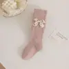Leggings para niños 2026 primavera y otoño nuevo estilo pantimedias para niñas con rayas finas y lazo, calcetines para bebé de PP grande al por mayor