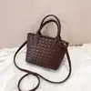 Bolso de mano de nicho de alta gama transfronterizo para mujer, nuevo, retro, textura tejida, bolso cubo para el día a día, bolso de hombro cruzado, moderno