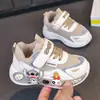 Tênis de caminhada infantil com desenho, coleção primavera/outono 2026, tênis de corrida de couro infantil estilo coreano, sapatos casuais para meninos
