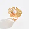 Anillo Flor Hueca al por Mayor Diseño de Nicho Europeo y Americano Espiral Irregular Perla de Imitación Anillo Abierto Pulsera para Mujer