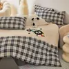 Set de cuatro piezas de Toalla de Lijado Bordada de Cachorro Marrón Rayado de Dibujos Animados Funda de Colcha de Algodón Gruesa Cálida Otoño e Invierno