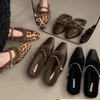Pantuflas Peludas Estilo Francés con Estampado de Leopardo y Tacón Grueso para Mujer, Nuevo Modelo Otoño e Invierno 2026, Medias Pantuflas Cerradas con Algodón de Felpa Añadido