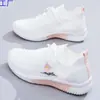 Zapatos blancos nuevos de margarita de verano 2023 para mujer, versátiles, estilo coreano, zapatillas deportivas de malla, transpirables, suela fina y suave, zapatos para mujer