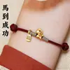2026 Fique Rico Logo Pulseira de Fio Vermelho Cor Dourada Conserva a Cor Feita à Mão Estilo Chinês Ano do Zodíaco Presente de Ano Novo