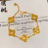 Tienda de Oro Mismo Estilo Pulsera Chapada en Oro Escama de Dragón Hielo Triturado Hueca Trébol de Cuatro Hojas para Mujer, Joyería de Pulsera con Diseño de Nicho de Alta Gama
