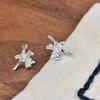 Pendientes de botón de flor irregular dorados con baño de plata 925 Estilo retro francés Minimalista Moda Lujo ligero Versátiles