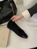 []Colección Otoño 2026: Zapatos de Gamuza para Mujer con Tacón Oculto, Punta Redonda y Diseño de Retazos