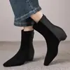 Botas femininas slim de bico quadrado estilo coreano, novas botas curtas para outono e inverno de 2026 com zíper nas costas, botas da moda de couro macio de cano médio
