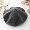 Nuevo gorro de lana de mezcla popular estilo retro francés de color liso para mujer, gorro de artista cálido de invierno al por mayor