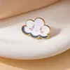 Insígnia de Metal Criativa de Rosto Sorridente Nuvem Branca Broche Fofo Exquisito Acessório de Roupa Pino Medalha Fofa de Desenho Animado