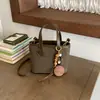 Otoño 2026 Nuevo Bolso Cubo de Mano Simple y de Moda Estilo Retro Chic para Viajar Estilo Coreano Bolso de Hombro Único Cruzado
