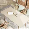 Tapete de mesa de couro liso, adicionando um toque de elegância à sua mesa de jantar ou escrivaninha. É resistente a manchas, à água, ao óleo, ao calor e fornece isolamento. Adequado para mesas de jantar e escrivaninhas de estudante