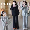 Nuevo Conjunto de Maternidad Otoño/Invierno 2026: Conjunto de Punto con Patrón de Gofre Casual Holgado Moda Estilo Old Money para Maternidad + Chal