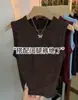 Camiseta sem mangas gola redonda da moda, estilo通勤 (commuter), corte slim, para mulheres, verão 2026, canelada, versátil, que rejuvenesce, regata