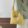 Nuevo modelo 2026 bolsa de hombro de lona simple con estampado de letras estilo ins para el día a día, bolsa de compras para combinar diariamente con rayas verticales, de mano