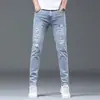 Calça jeans rasgada de verão para homens, calça skinny cropped slim-fit estilo coreano, calça masculina fina da moda de cor clara para primavera/outono