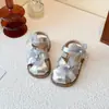 Sandálias Doces Infantis Sapatos de Princesa com Laço 2026 Verão Novo Solado Macio Sapatinhos de Bebê Meninas Sapatos de Praia da Moda
