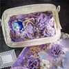 Materiales DIY para hacer bolsos lindos, incluyendo cinta adhesiva, materiales de relleno, artículos decorativos y accesorios para bolsos con temática de anime.