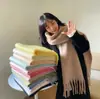 Bufanda Arcoíris para Mujer 2025 Nuevo Otoño e Invierno Atmósfera de Alta Gama Imitación Cachemir Cuadros Espesa Cálida Chal