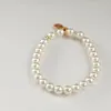 Pingente de Tag Dourada Pequena com Pérola Conserva Cor Modelo Novo 2025 Pulseira de Nicho Exquisita e Elegante Pulseira de Pérola de Imitação de Cristal de Luxo Leve