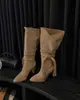 Botas Arrastão de Cadarço Moda Britânica 8,2cm 2026 Outono e Inverno Novo Estilo Cool e Versátil Bico Fino Salto Grosso Botas Longas para Mulheres