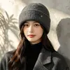 Gorro de Punto Simple de Color Sólido con Logo Pequeño Nuevo para Otoño e Invierno para Mujer Hace que la Cara Parezca Más Pequeña Versátil Cálido Cubre-Cabeza A prueba de Viento Protección para los Oídos Gorro de Lana